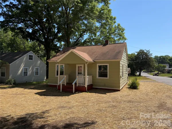 $1,200 | 704 North Miller Avenue, Statesville, NC 28677