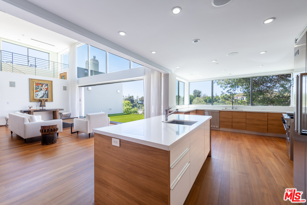 357 North Bonhill Road Los Angeles, CA 90049 - Photo 16 of 51