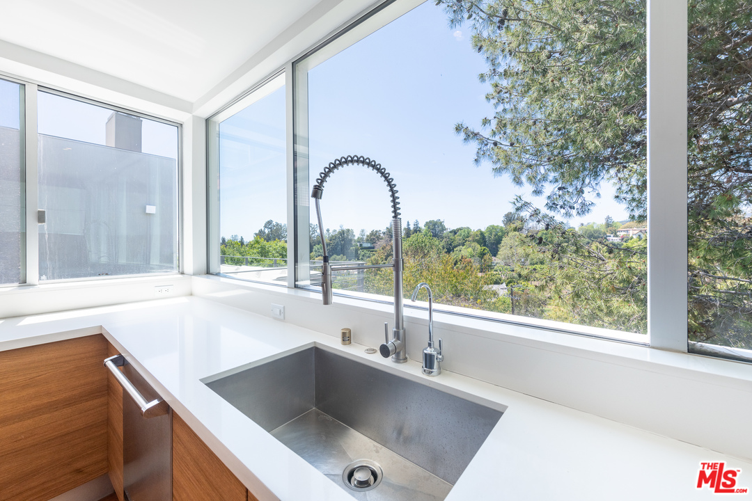 357 North Bonhill Road Los Angeles, CA 90049 - Photo 18 of 51