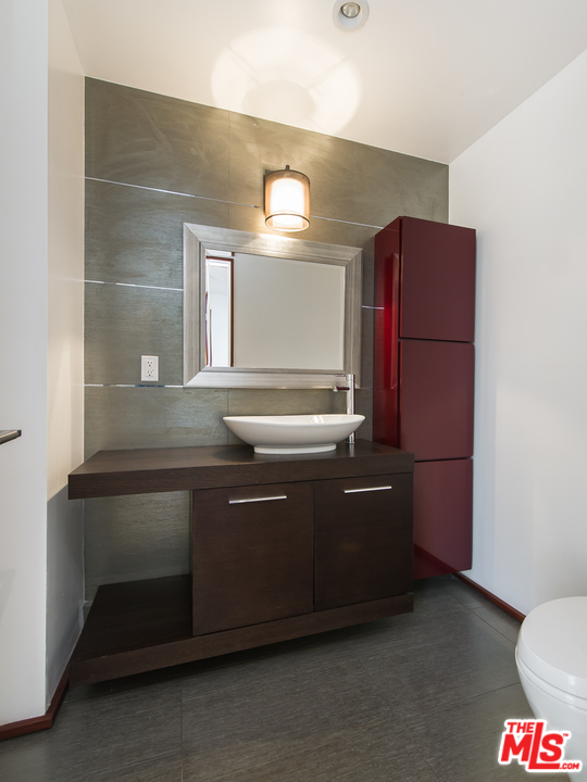 357 North Bonhill Road Los Angeles, CA 90049 - Photo 19 of 51