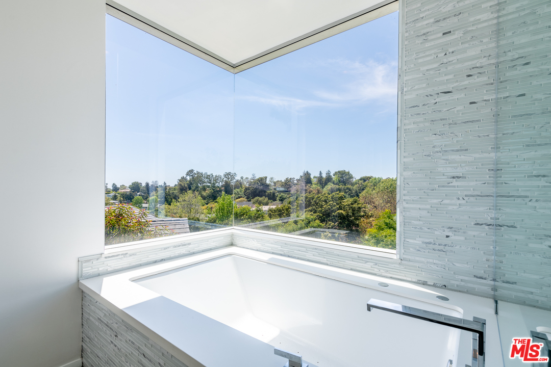 357 North Bonhill Road Los Angeles, CA 90049 - Photo 23 of 51