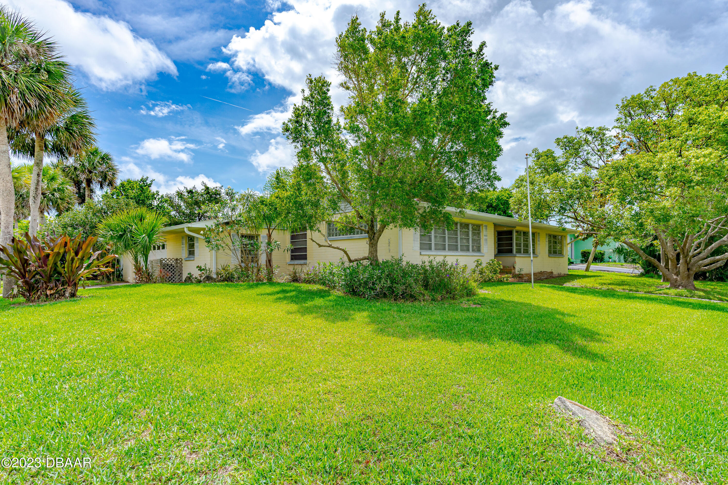 267 South Halifax Drive Ormond Beach, FL 32176 - Photo 5 of 47 a front view of a house with garden