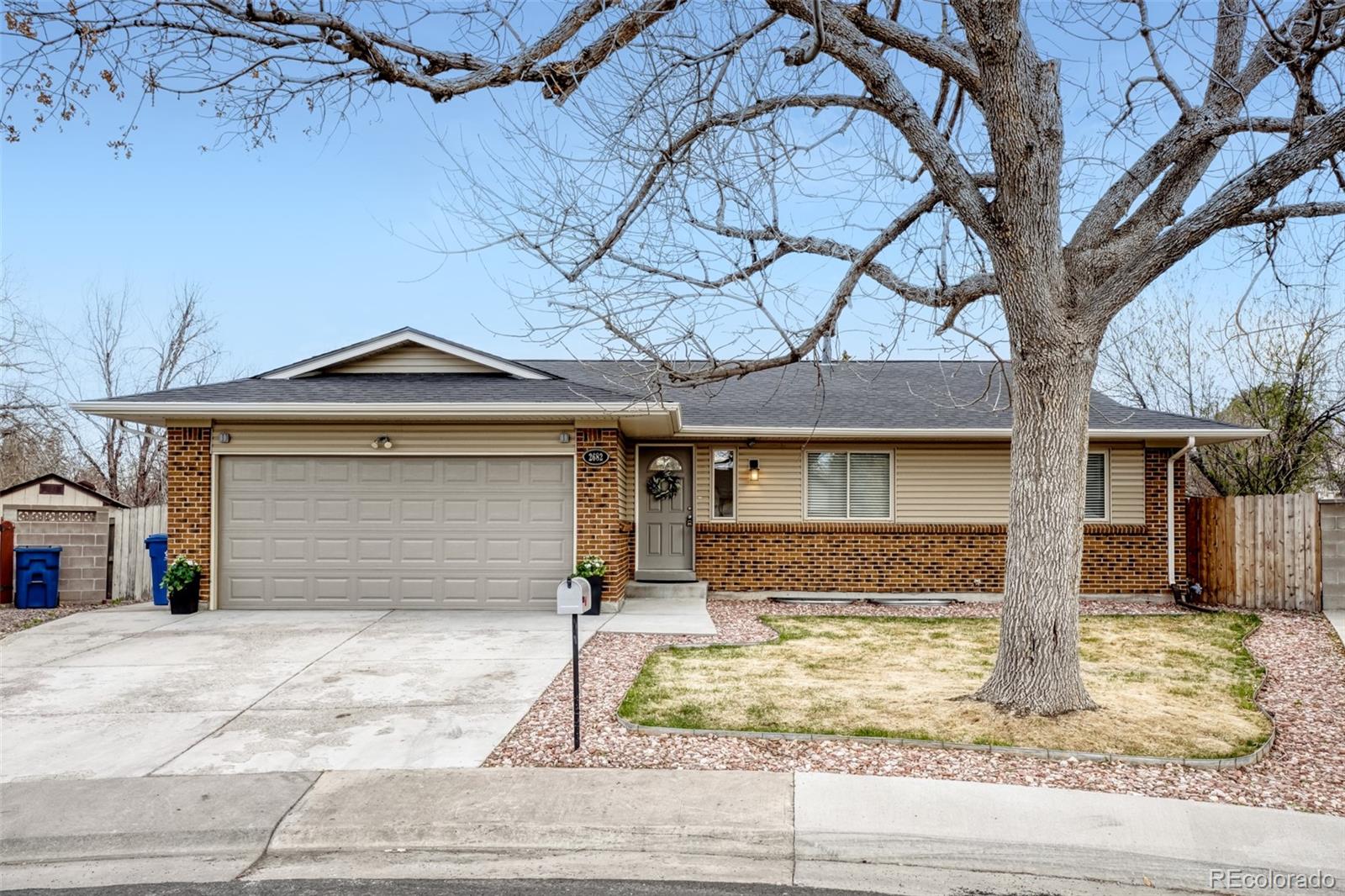 2682 South Quintero Way Aurora, CO 80013 - Photo 4 of 25 a front view of a house with garden