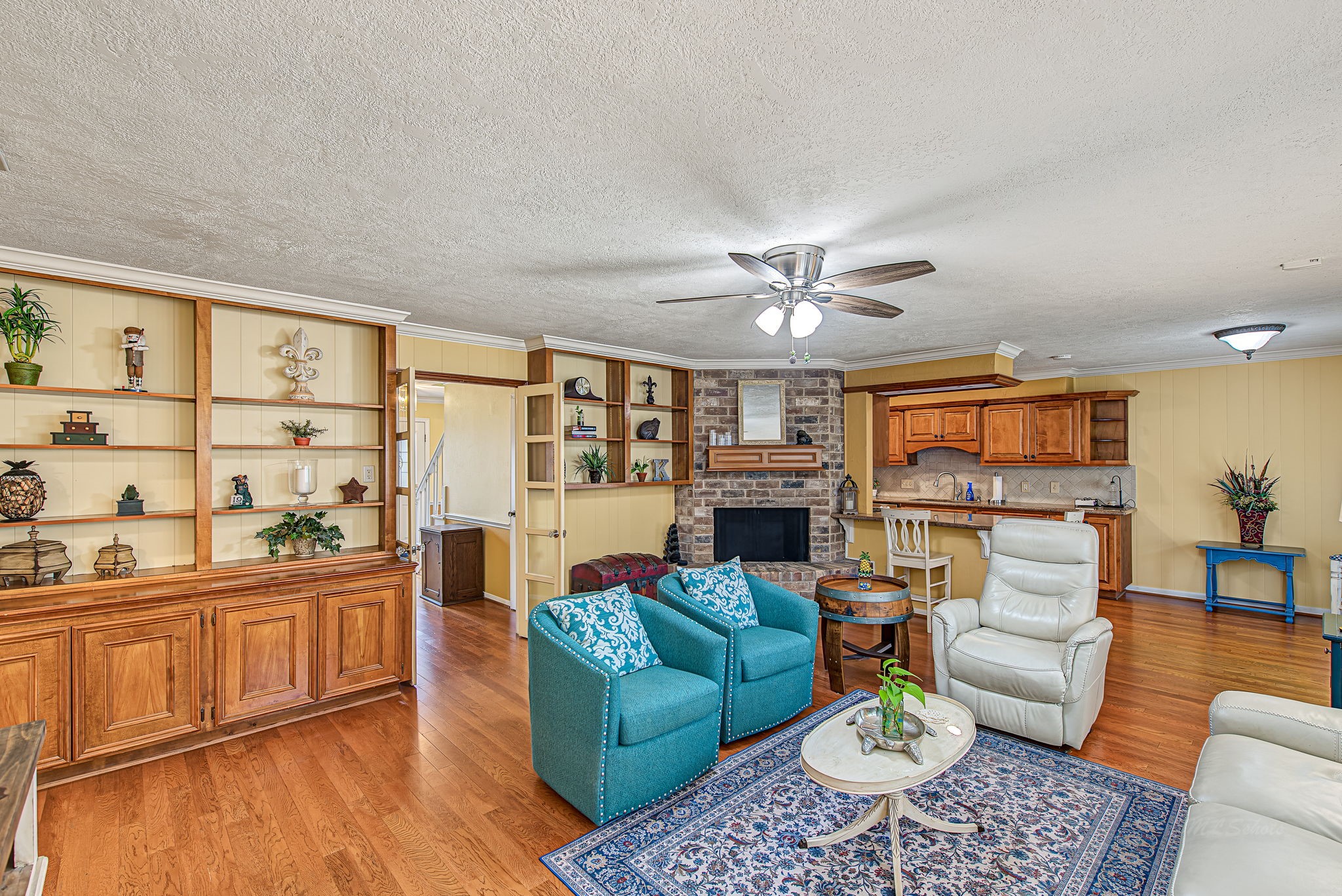 3013 Teague Road Houston, TX 77080 - Photo 11 of 37 Wall of built-ins for diplay and added storage.