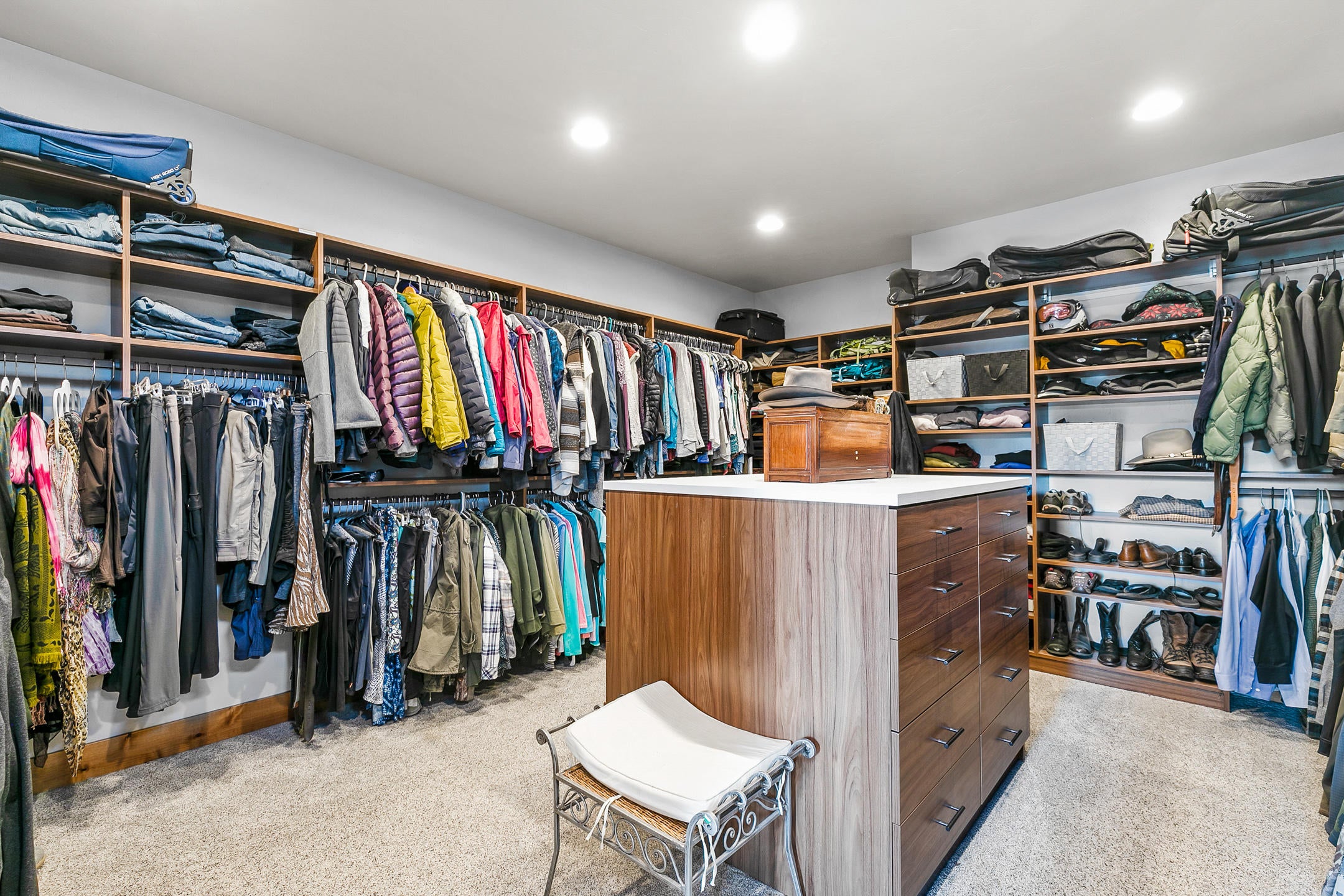 69580 Goodrich Road Sisters, OR 97759 - Photo 23 of 38 Large walk-in closet