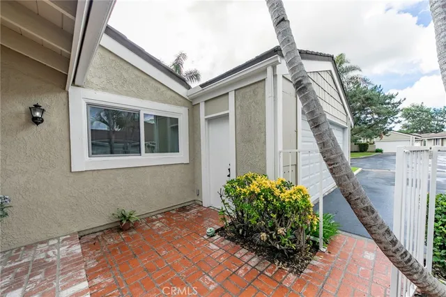 a view of a pathway of a house