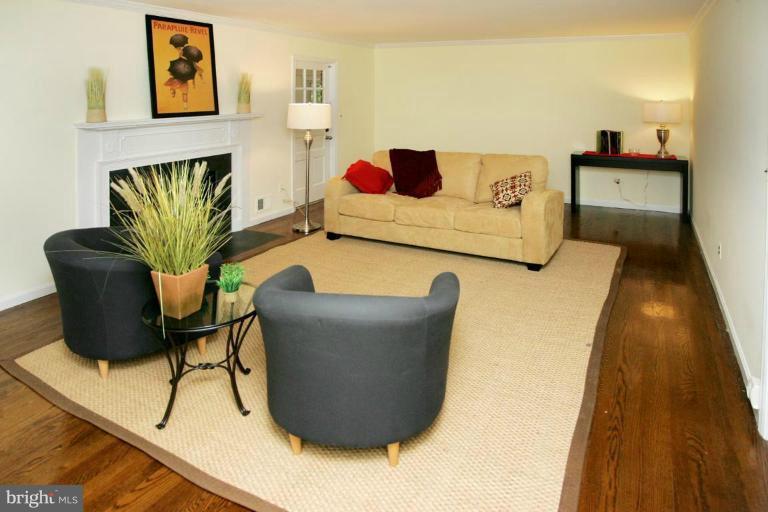 7912 Greentree Road Bethesda, MD 20817 - Photo 3 of 23 a living room with furniture and wooden floor