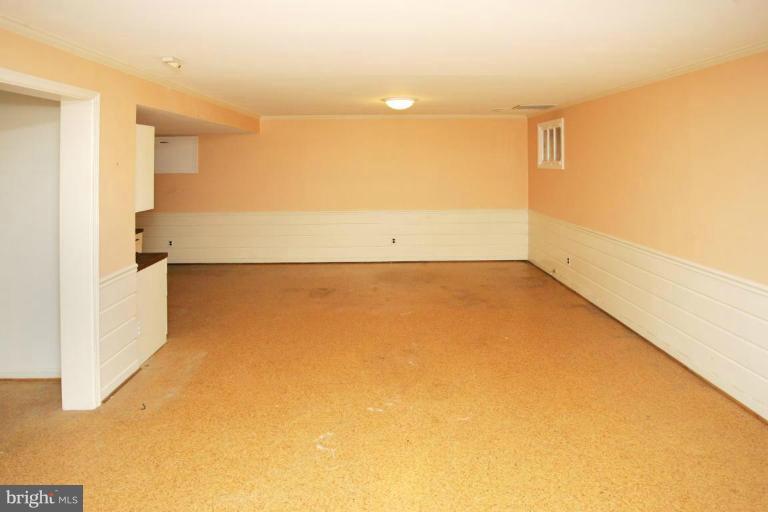 7912 Greentree Road Bethesda, MD 20817 - Photo 21 of 23 a view of a big room with an empty space