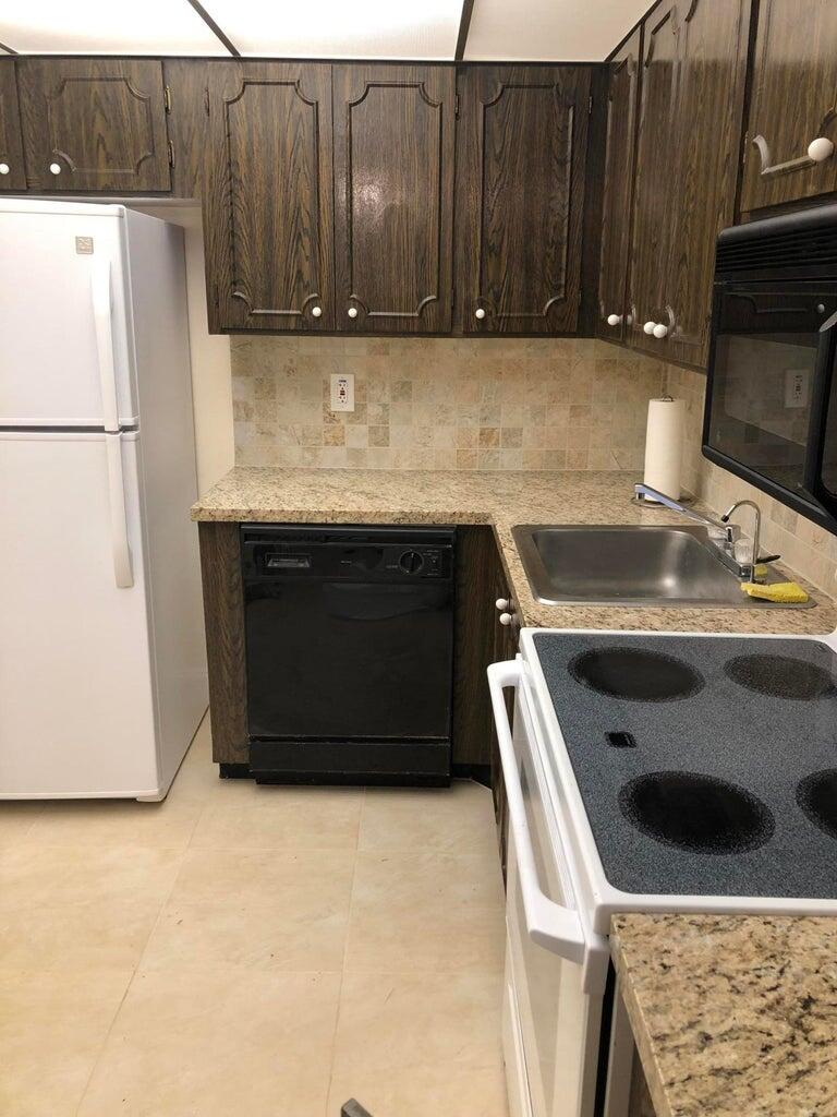 450 Northwest 20th Street, Unit 202 Boca Raton, FL 33431 - Photo 8 of 10 Kitchen