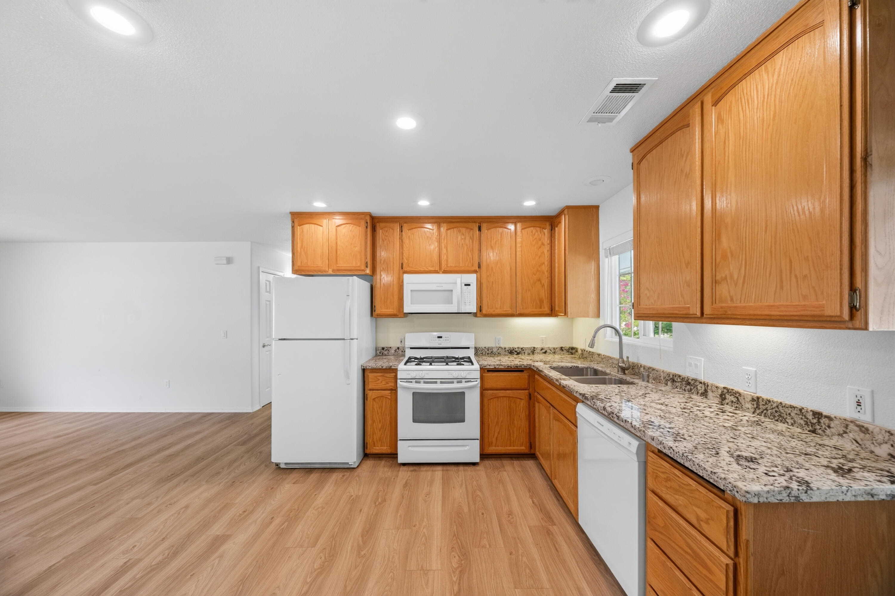 24555 Dersch Road Anderson, CA 96007 - Photo 9 of 40 Kitchen