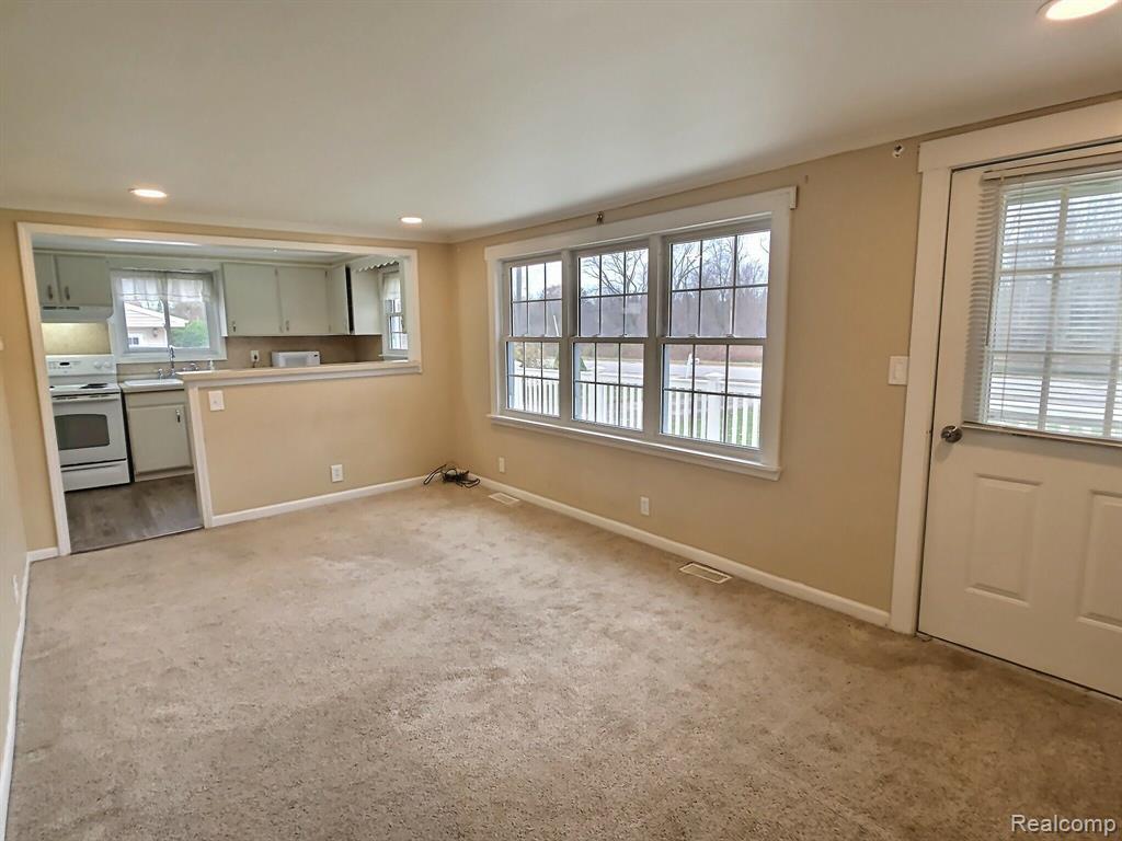 2321 West Thompson Road Fenton, MI 48430 - Photo 2 of 16