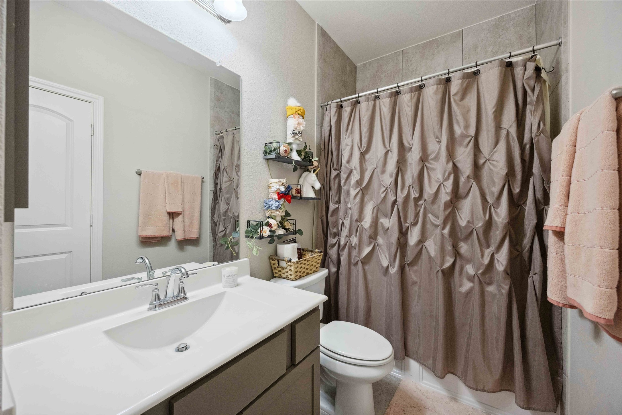 323 Biltmore Loop Montgomery, TX 77316 - Photo 24 of 27 Stylish secondary bathroom offering comfort and convenience with tub/shower combo.