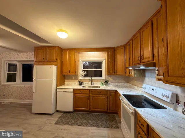 $3,500 | 905 West Poplar Road, Sterling, VA 20164