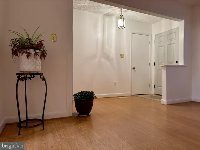 $3,500 | 905 West Poplar Road, Sterling, VA 20164