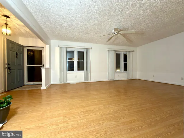 $3,500 | 905 West Poplar Road, Sterling, VA 20164