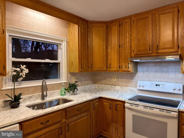 $3,500 | 905 West Poplar Road, Sterling, VA 20164