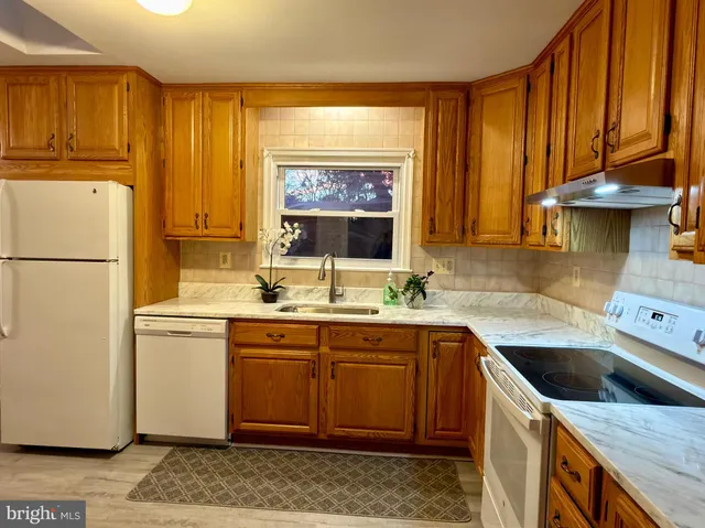 $3,500 | 905 West Poplar Road, Sterling, VA 20164