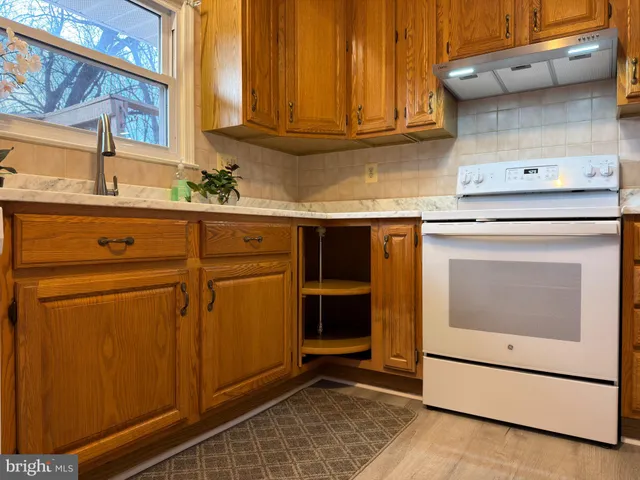 $3,500 | 905 West Poplar Road, Sterling, VA 20164