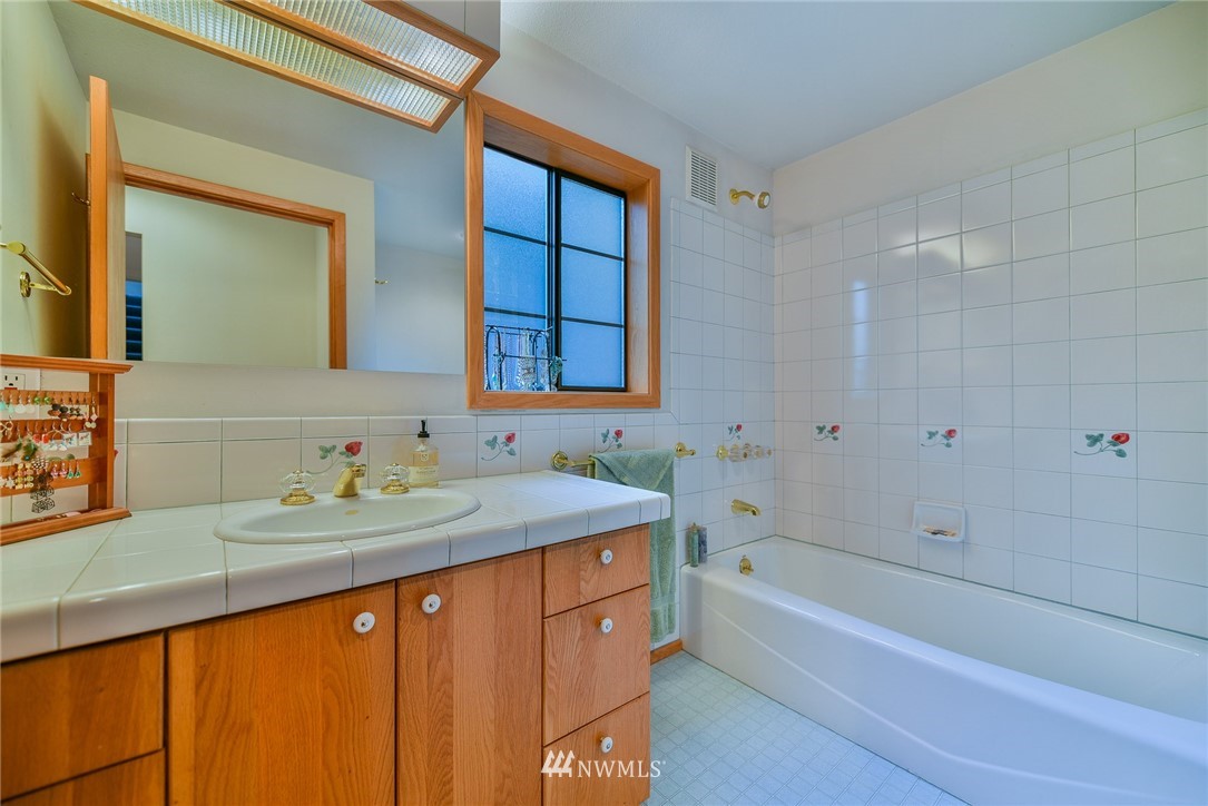 10436 Northeast 187th Street Bothell, WA 98011 - Photo 10 of 25 Gallery Image 10