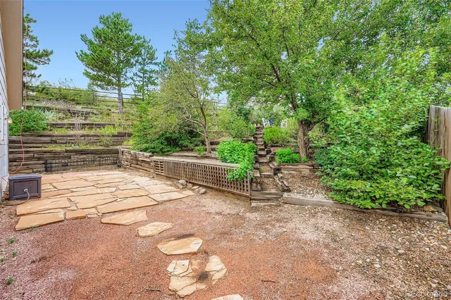 a view of a backyard