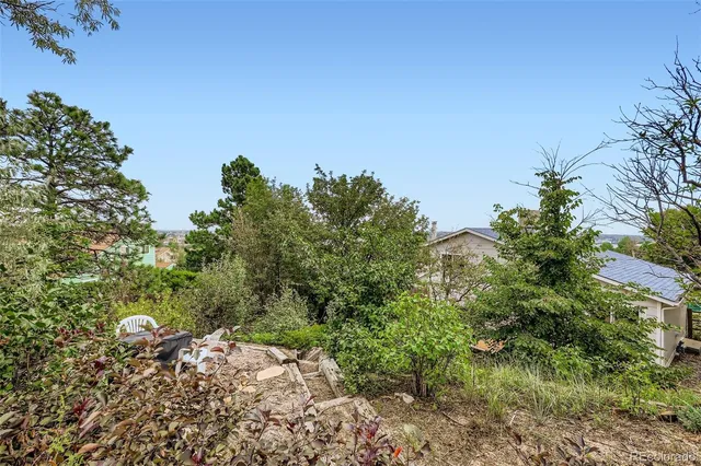 a view of a large yard with lots of green space