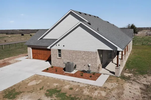 a view of a house with a backyard