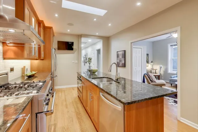 $550,000 | 921 West Addison Street, Unit 3B, Chicago, IL 60613