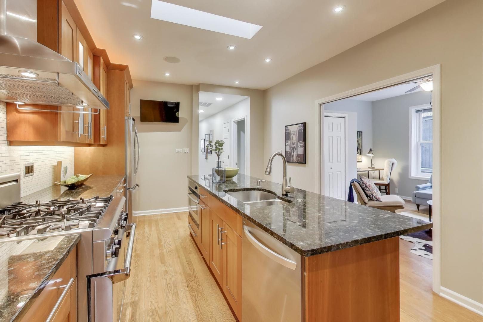 921 West Addison Street, Unit 3B Chicago, IL 60613 - Photo 11 of 28