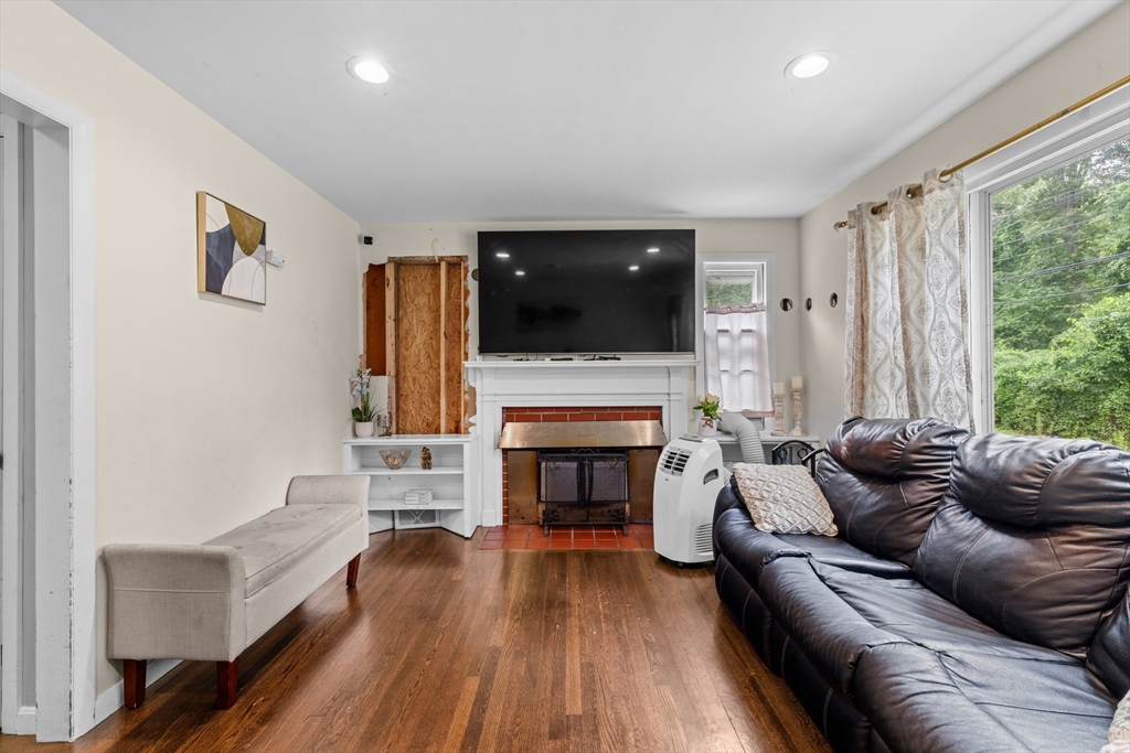 105 Fisher Road Southborough, MA 01772 - Photo 7 of 42 Gallery Image 7
