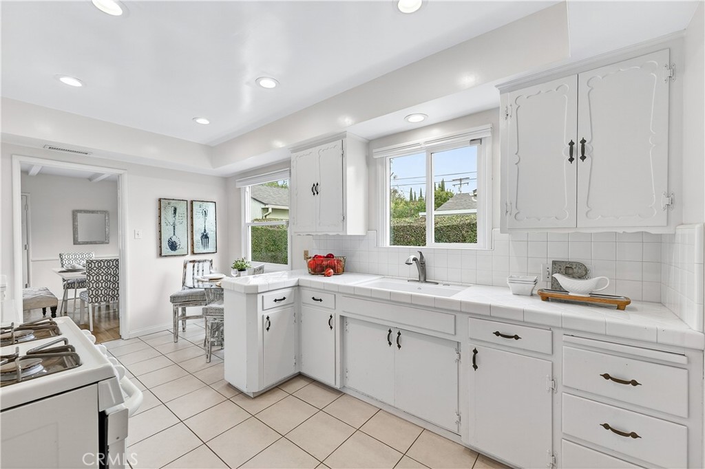 1005 West 20th Street Santa Ana, CA 92706 - Photo 8 of 28 VIew entering the kitchen from the living room