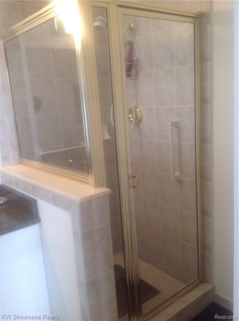 6535 Chatham Circle Rochester, MI 48306 - Photo 16 of 21 image.jpg