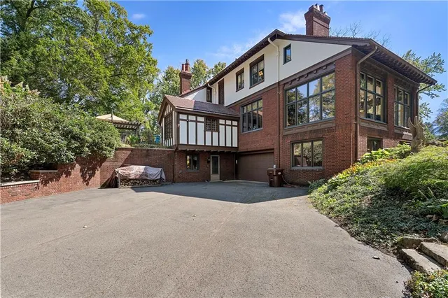 a view of a yard with plants