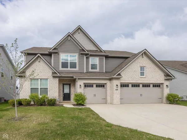 $482,500 | 2372 South Copperstone Drive, New Palestine, IN 46163