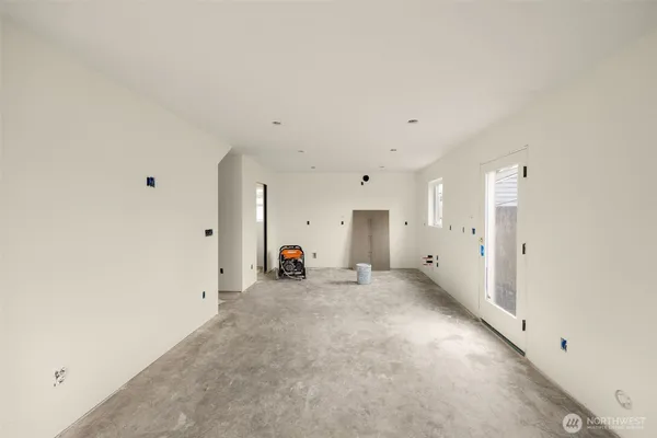 a view of a big room with closet and windows