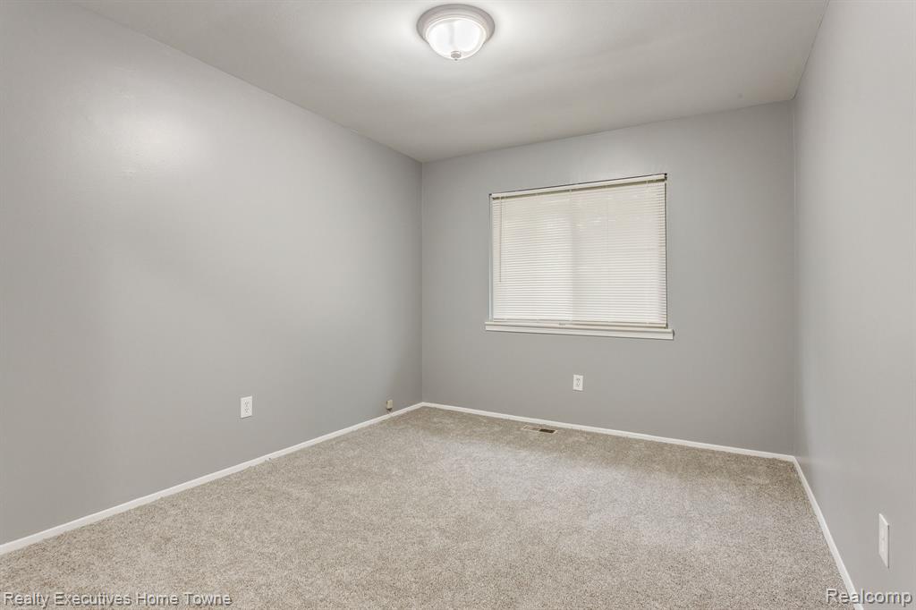 2448 Oakcrest Road Sterling Heights, MI 48310 - Photo 7 of 28