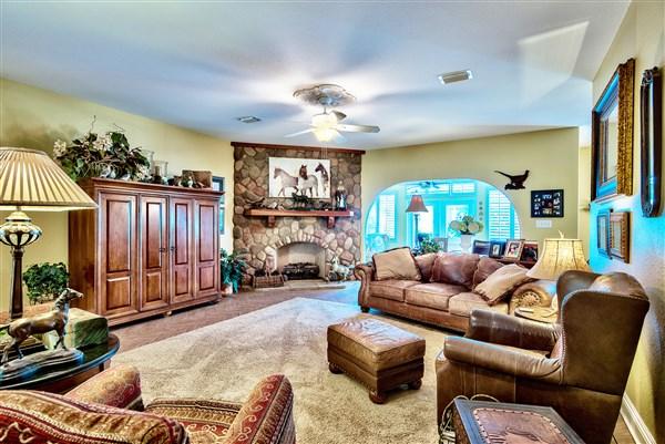 356 Whitfield Road Freeport, FL 32439 - Photo 3 of 16 Living Room