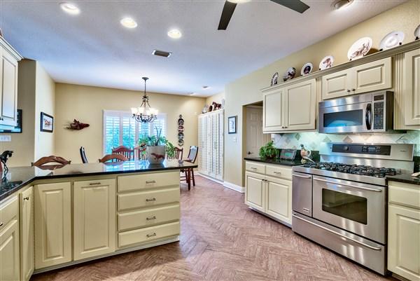 356 Whitfield Road Freeport, FL 32439 - Photo 8 of 16 Gas Stove