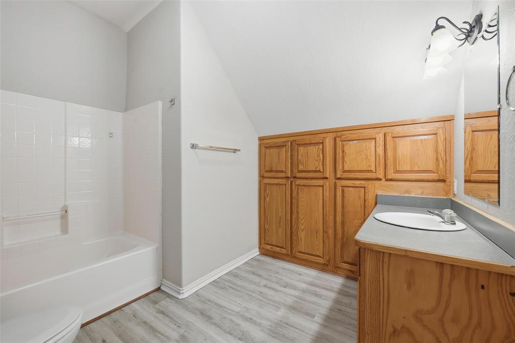 213 Private Road 4573, Unit 228 Boyd, TX 76023 - Photo 7 of 23 a bathroom with a tub and a window