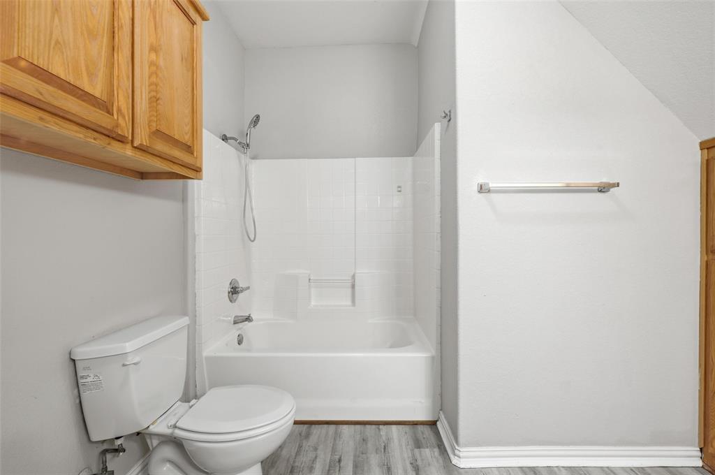 213 Private Road 4573, Unit 228 Boyd, TX 76023 - Photo 8 of 23 a bathroom with a toilet and a bathtub