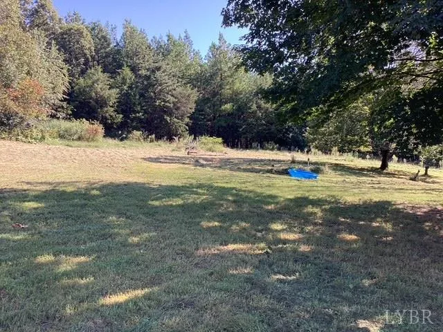 a view of an house with a yard