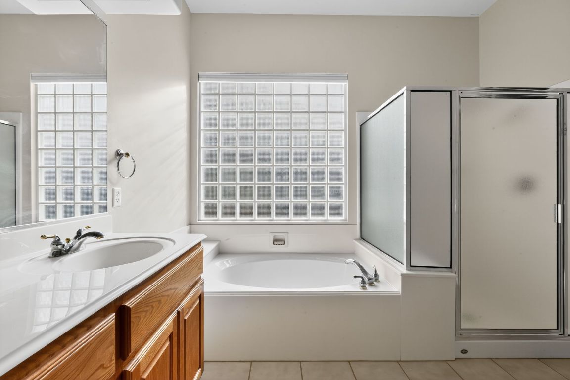 130 Crepe Myrtle Lane Georgetown, TX 78633 - Photo 20 of 33 a bathroom with a bathtub and a sink