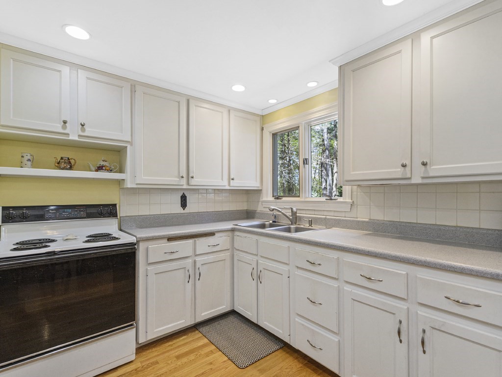 8 Hayward Road Wayland, MA 01778 - Photo 9 of 40