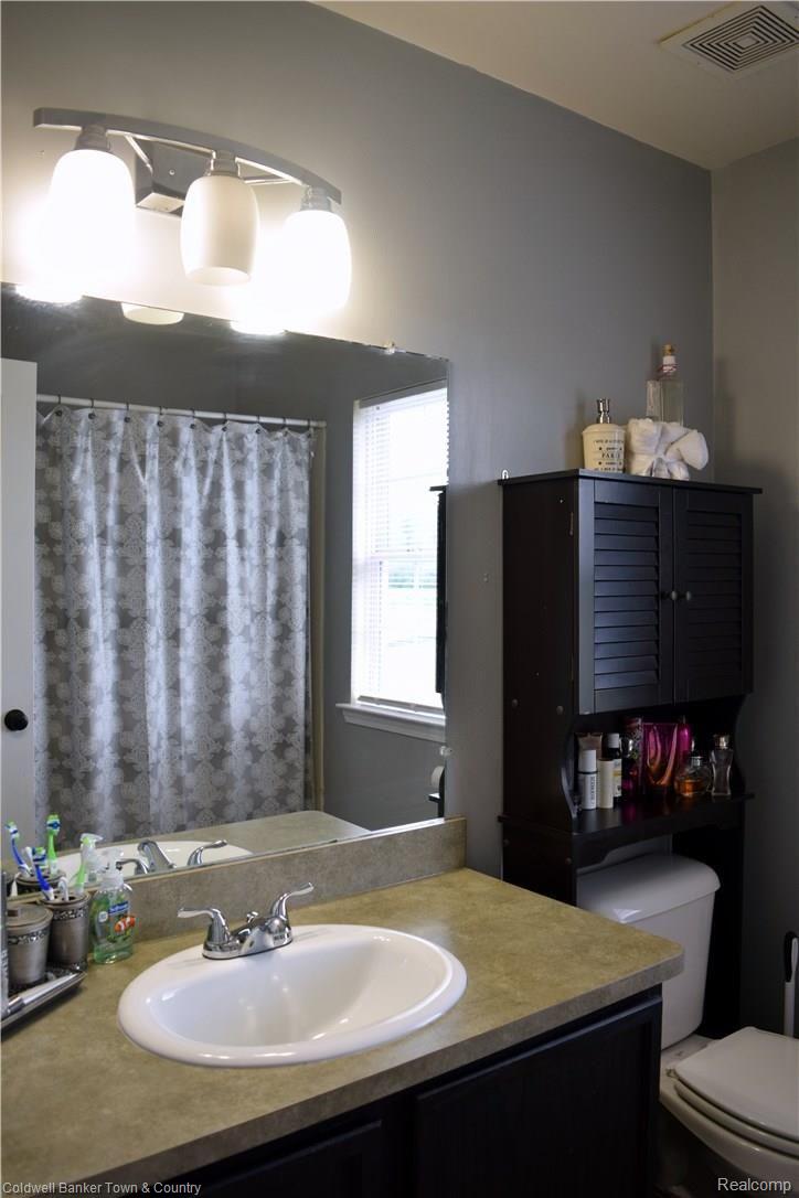 4203 Hampton Ridge Boulevard Howell, MI 48843 - Photo 12 of 17 Bathroom.jpg