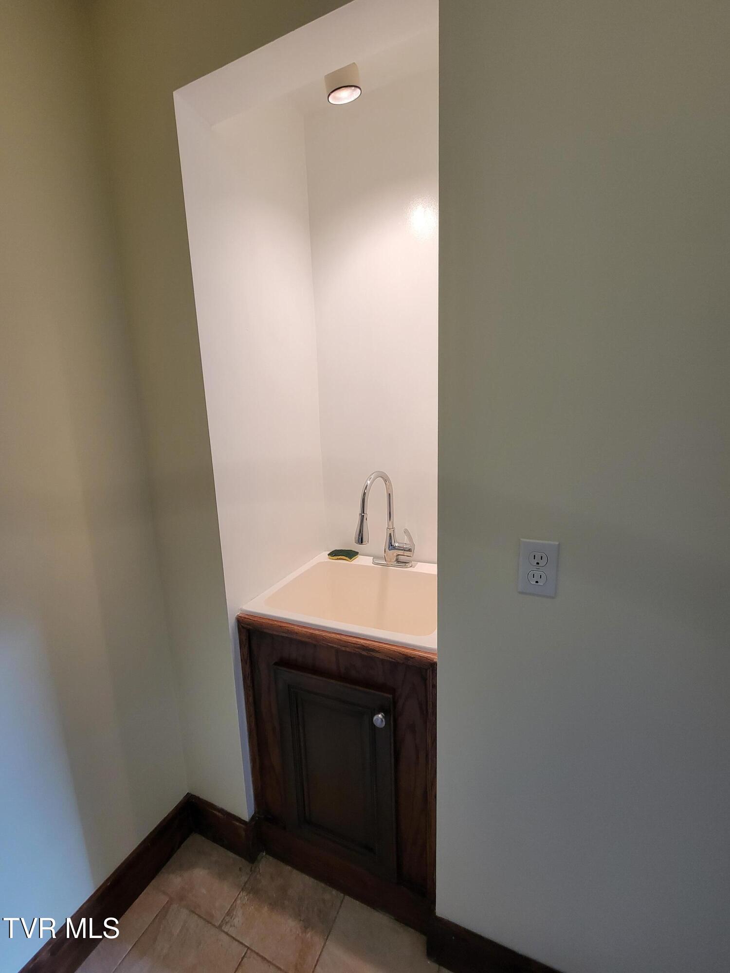 109 Carey Lane, Unit 5 Erwin, TN 37650 - Photo 21 of 22 20221219_141912