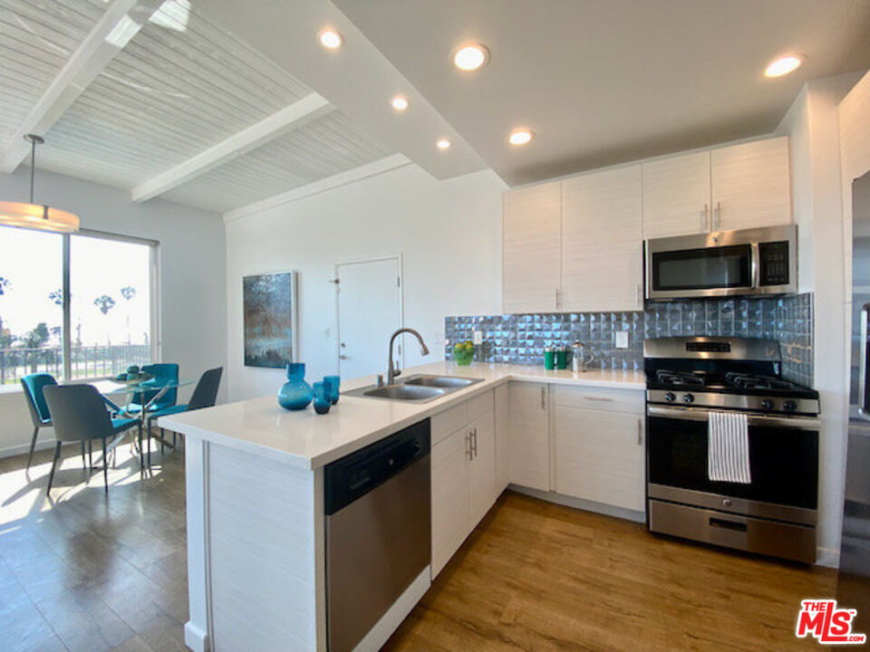 6824 Esplanade, Unit PH Playa del Rey, CA 90293 - Photo 5 of 20