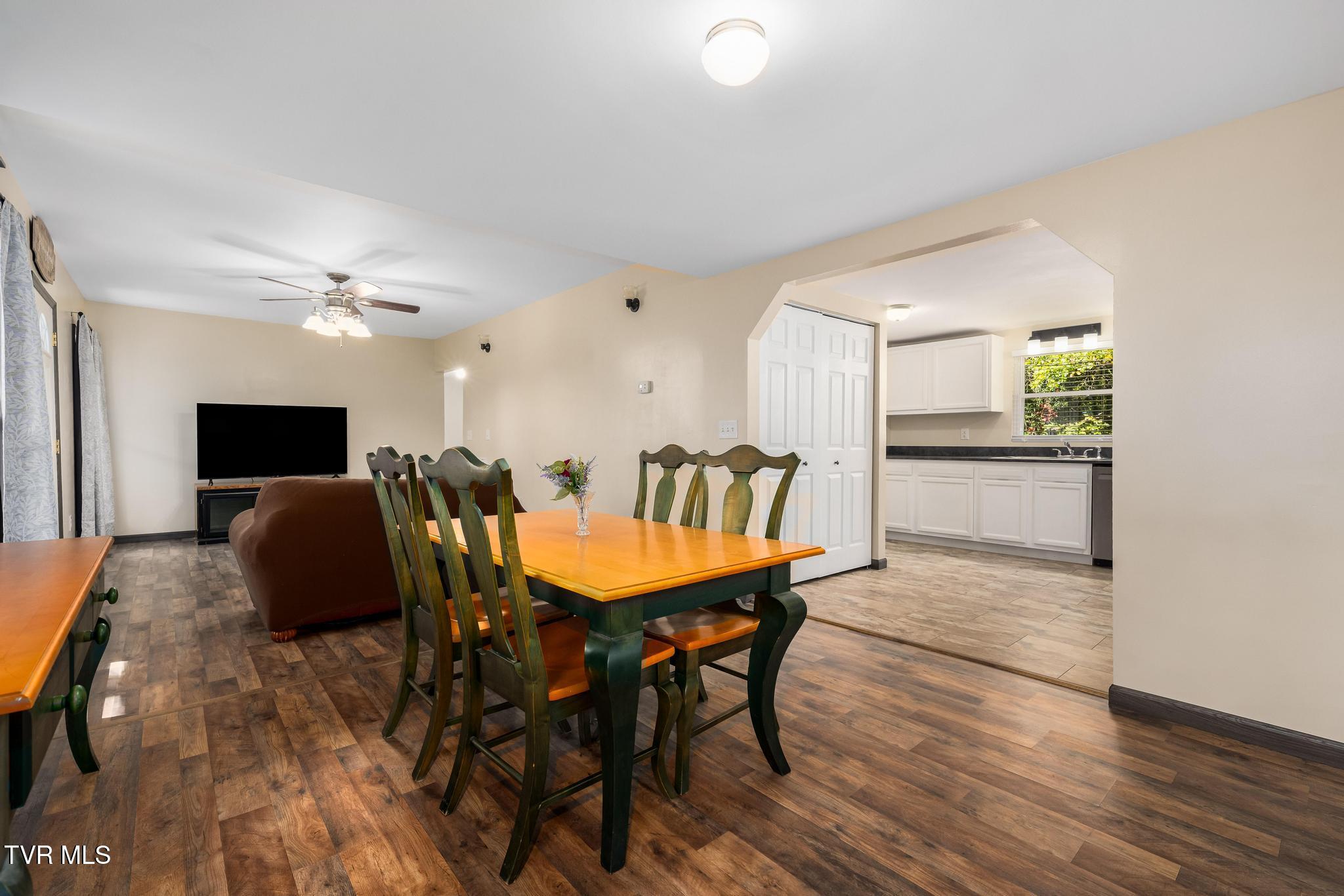 338 Gifford Road Bristol, TN 37620 - Photo 19 of 57 Dinning Area