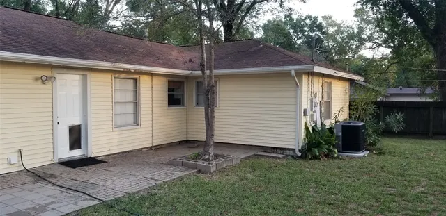 a view of a house with backyard and garden