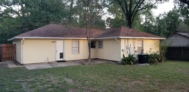 a view of a house with backyard and garden