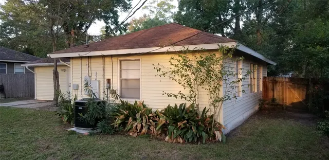 a view of a house with backyard and garden