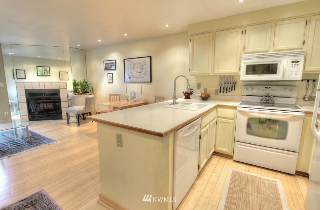 411 North 90th Street, Unit 307 Seattle, WA 98103 - Photo 5 of 16 Gallery Image 5